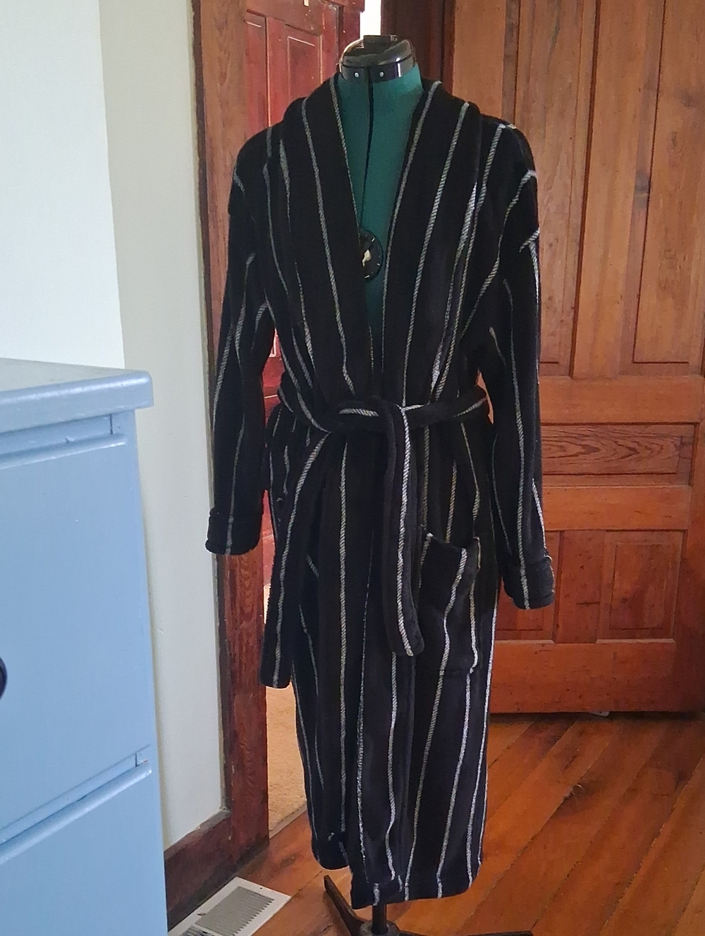 Men's croft & barrow Black Robe Wrap Coat with White Stripes Size S/M